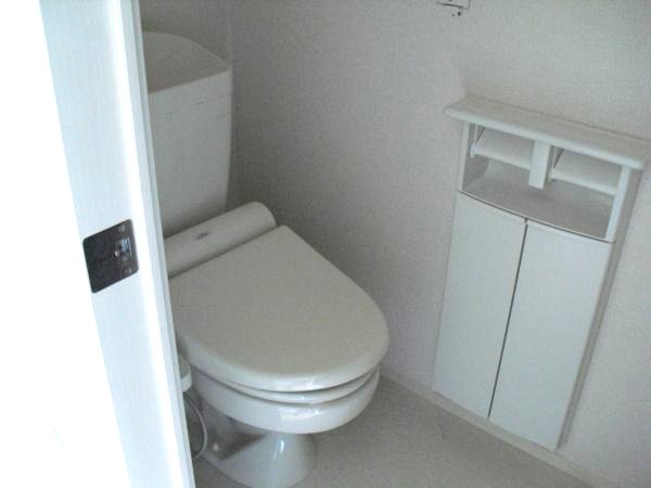 トイレ　トイレは温水洗浄便座付き♪人気のバストイレ別です♪横にはトイ