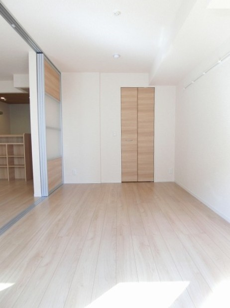 その他部屋・スペース　南西向き洋室6帖☆ワンステップクローゼットがあります♪お洋服