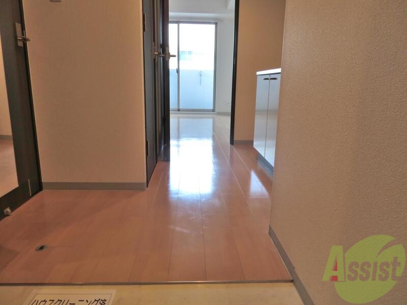 玄関　玄関も広めです。横手にはシューズボックスもあります。