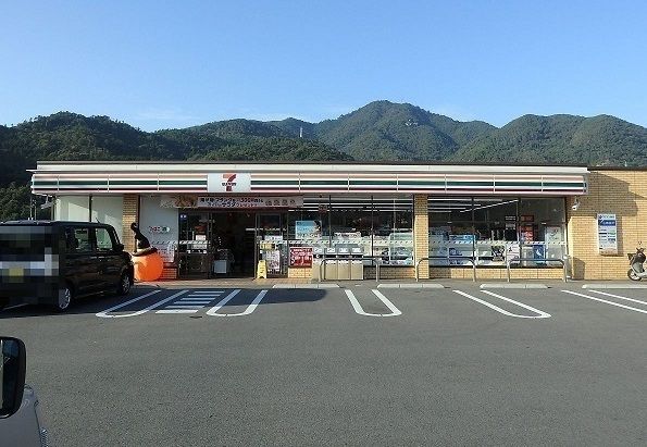 コンビニ　セブンイレブン（コンビニ）まで400m