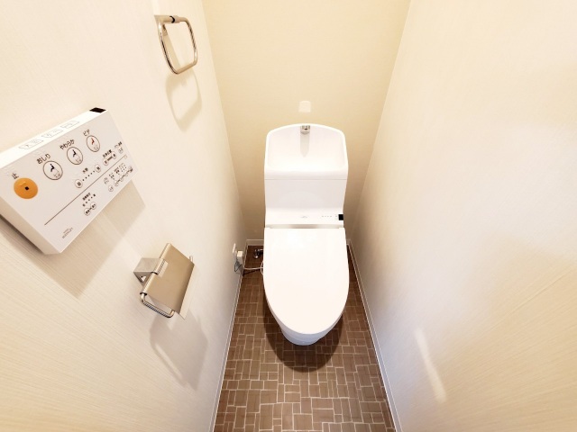 京阪本線 西三荘駅 徒歩5分 3階建 築11年のトイレ写真
