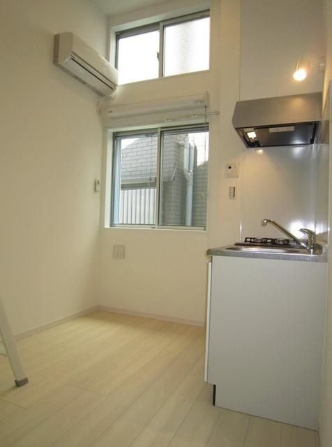 居室・リビング　白を基調にしたお部屋です。