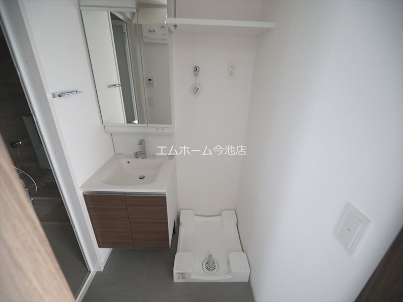 洗面設備　脱衣所　独立洗面台（シャンプードレッサー付）室内洗濯機置き場