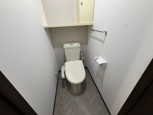 トイレ　落ち着いた色調のトイレです