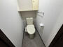 トイレ　落ち着いた色調のトイレです