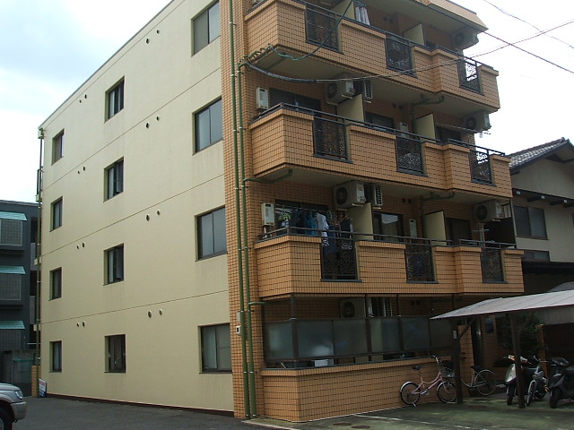 広島市西区草津東のマンションの建物外観