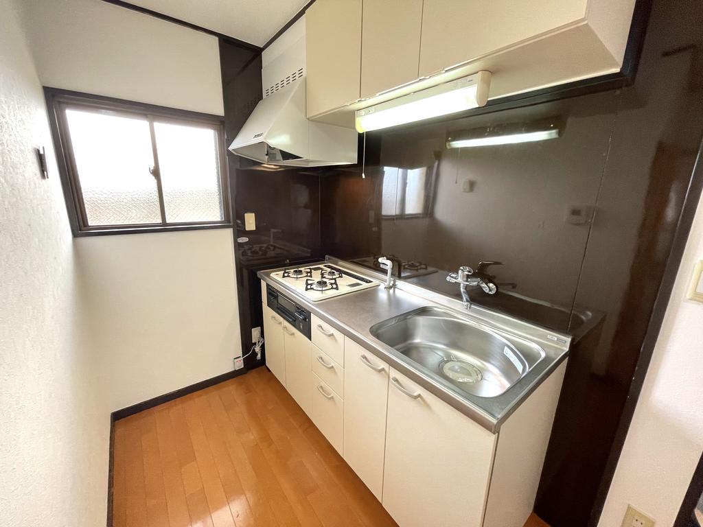 キッチン　3口コンロ、グリル付きシステムキッチン♪