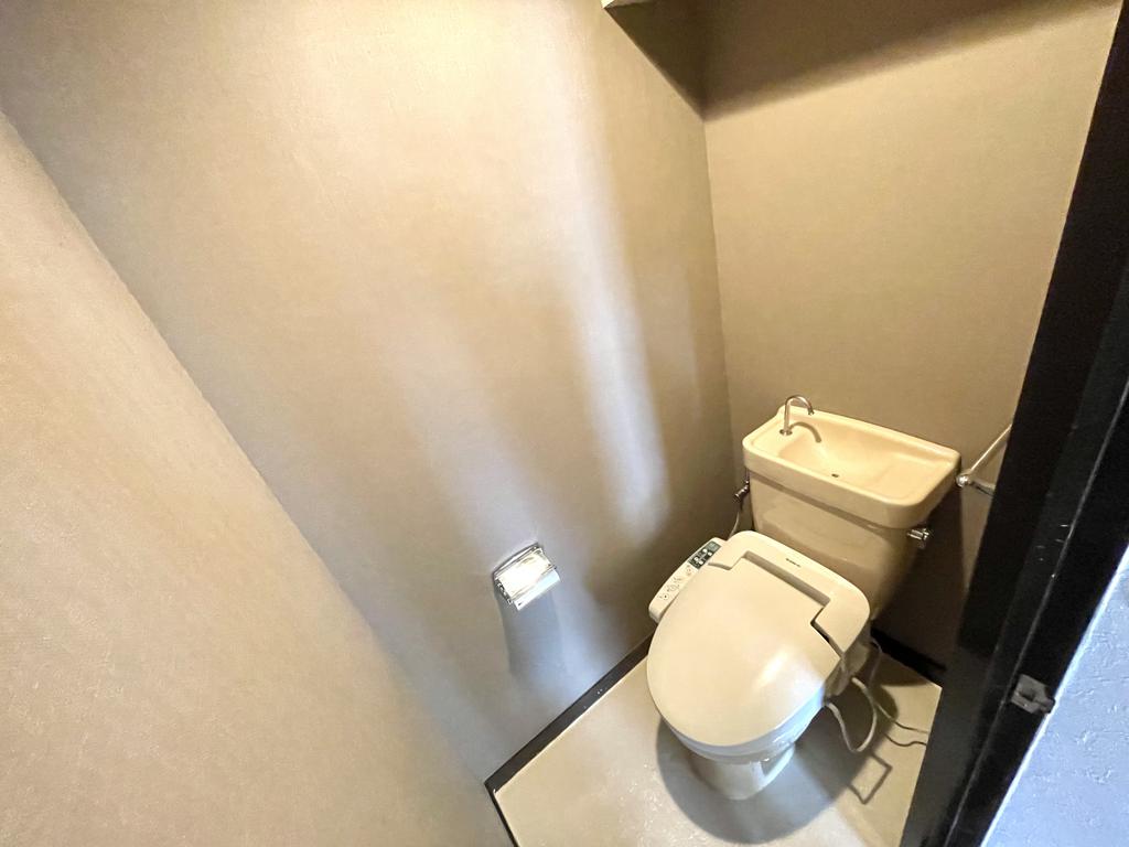 トイレ　温水洗浄便座付きです！