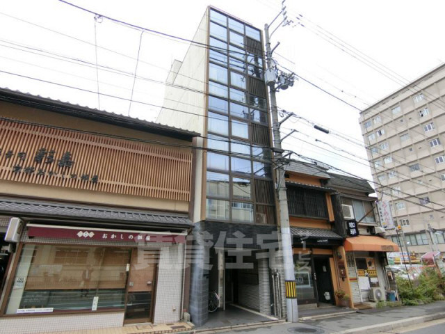 京都市上京区藁屋町のマンションの建物外観