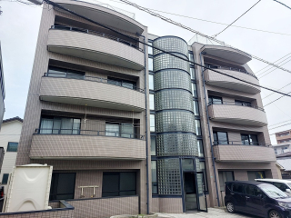 松山市道後今市のマンションの建物外観