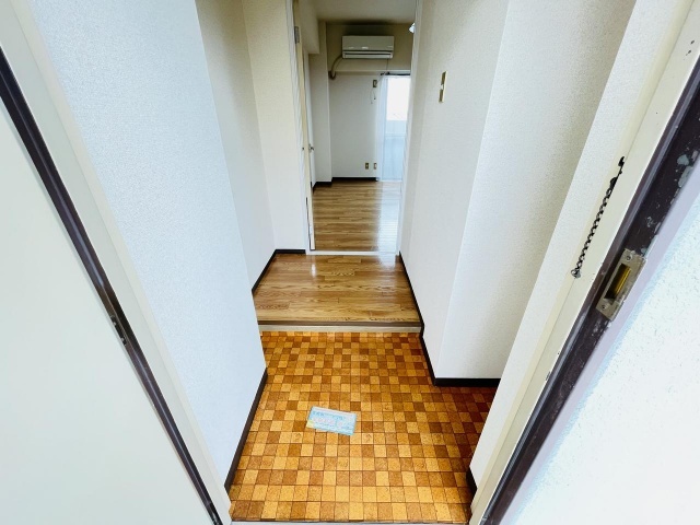 玄関　エアコン付き洋室８帖