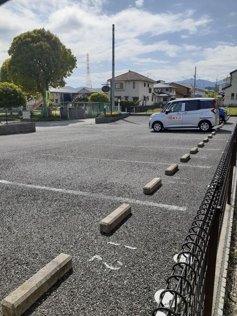 【ル・アンソレイエの駐車場】