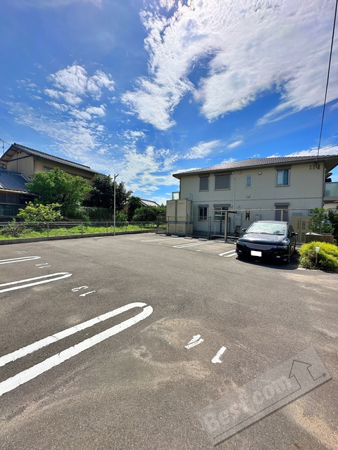 【海南市幡川のアパートの駐車場】