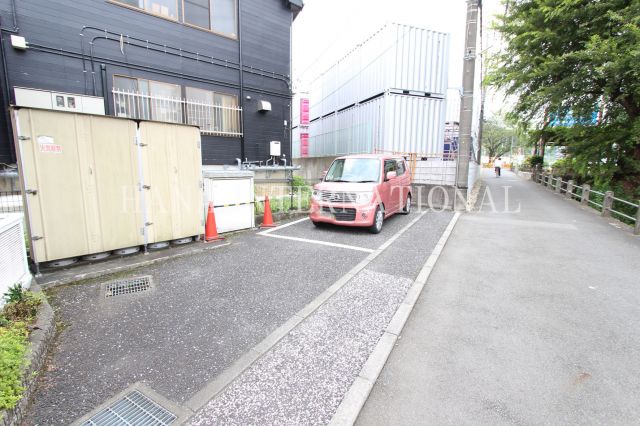 【稲城市大丸のアパートの駐車場】