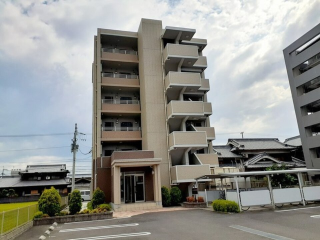 【ルミエール山越の建物外観】