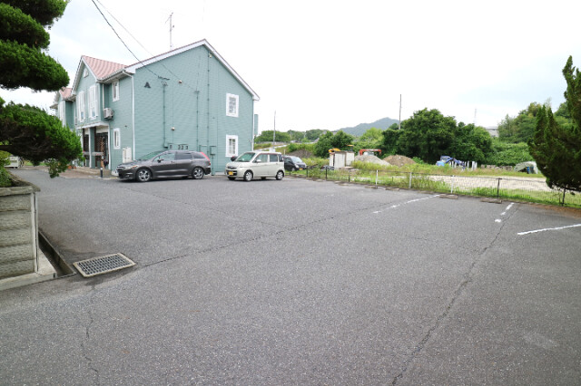 【浅口郡里庄町大字新庄のアパートの駐車場】