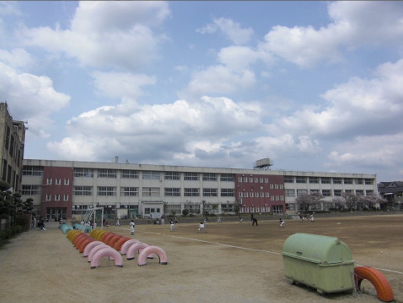 【フラッツ明美の里IIの小学校】