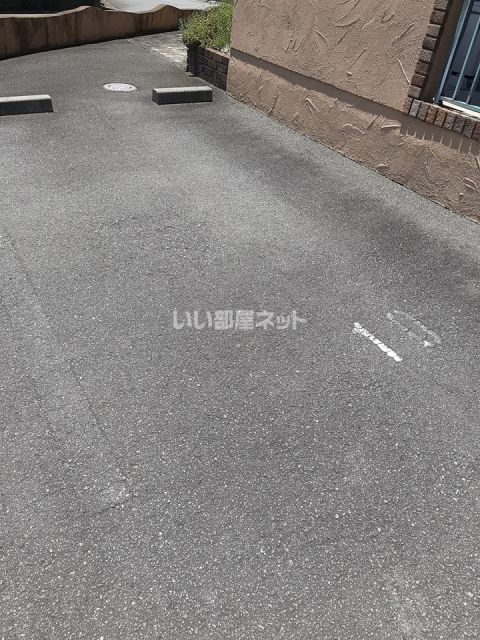 【松阪市石津町のアパートの駐車場】