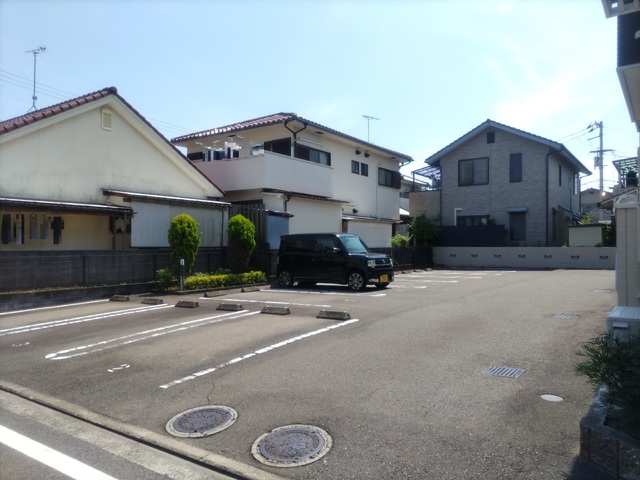 【松山市内浜町のアパートの駐車場】