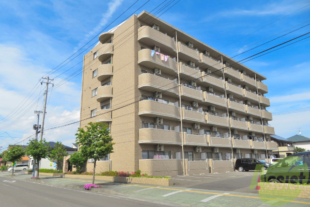 岩沼市たけくまのマンションの建物外観