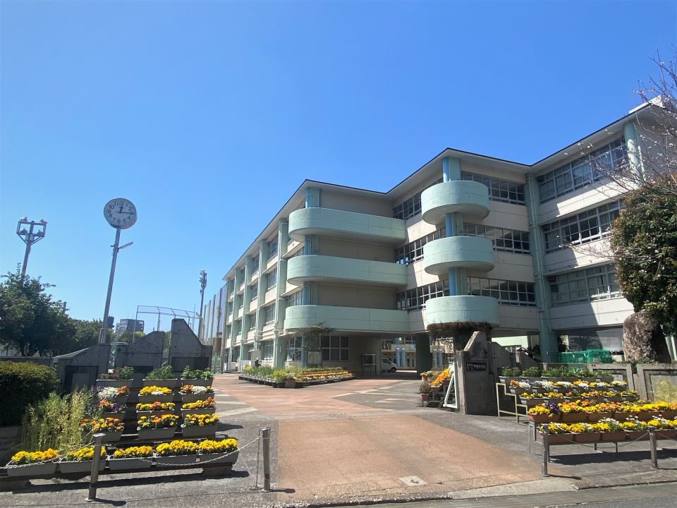 中学校　甲東中学校（中学校）まで550m