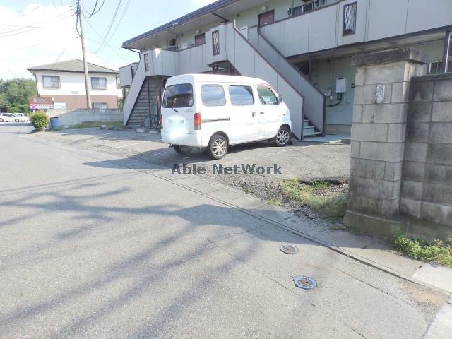 【古河市鴻巣のアパートの駐車場】