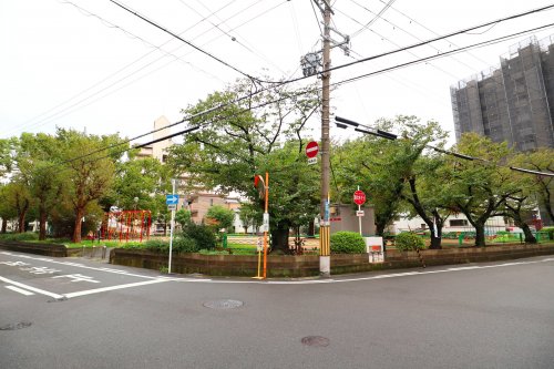 【吹田市穂波町のマンションの公園】