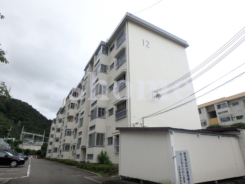 鶴甲コーポ12号館の建物外観