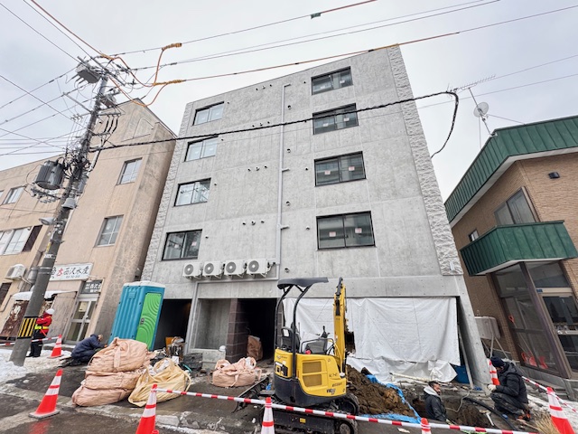 【札幌市東区北十六条東のマンションの建物外観】