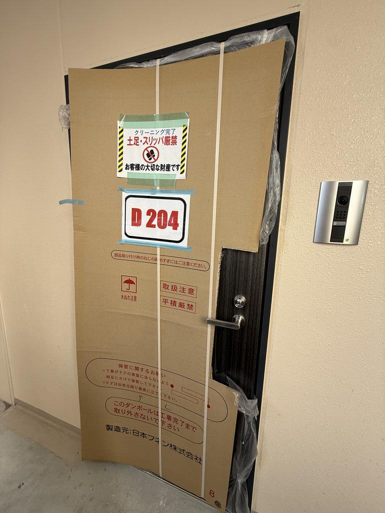 玄関　工事完了前の内装状況を撮影した写真です