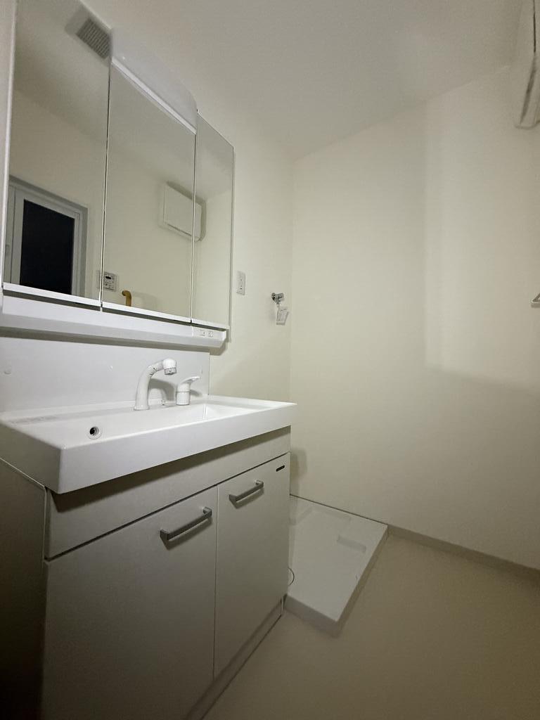 洗面設備　工事完了前の内装状況を撮影した写真です