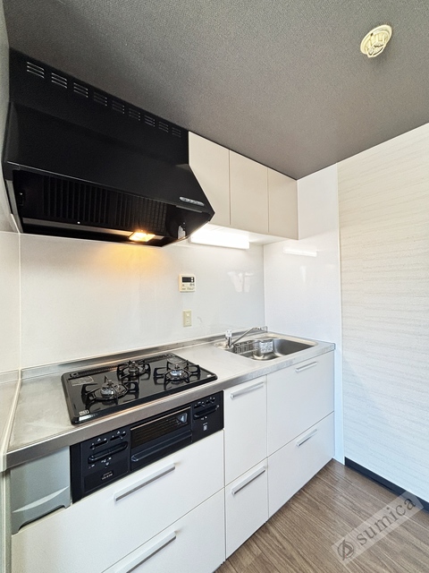 キッチン　ガス３口コンロ完備♪お一人でもお二人でもゆったり使えますね。