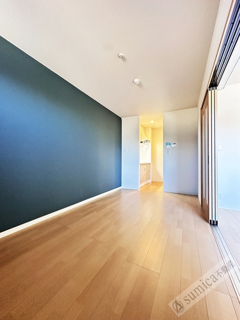 居室・リビング　アクセントクロスがオシャレを演出♪♪