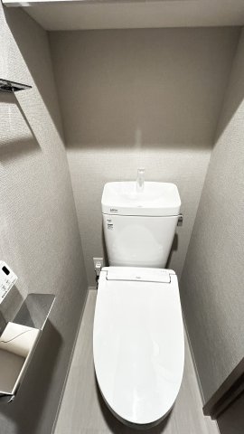 トイレ　収納が多く、ゆったりとした空間のトイレです