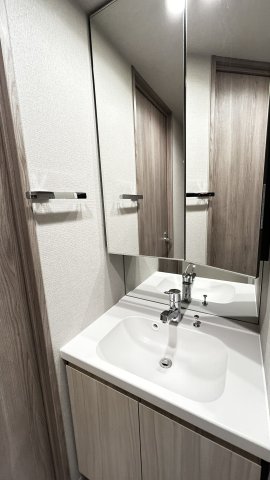 洗面設備　収納スペースも豊富な洗面所です