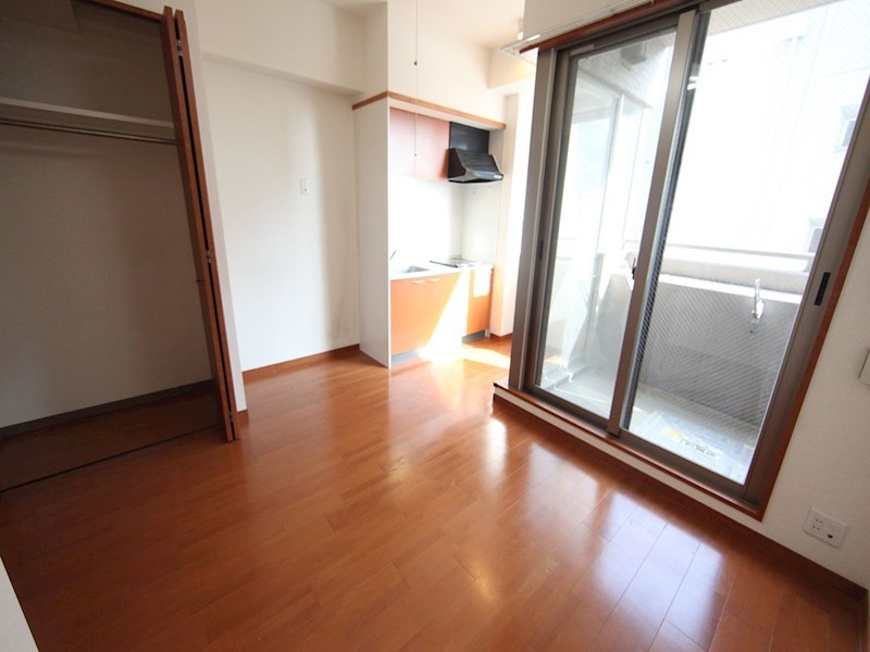 居室・リビング　洋室8.1帖　クローゼット付　エアコン完備　バルコニー