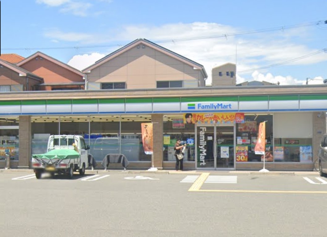 コンビニ　ファミリーマート東住吉矢田店（コンビニ）まで303m