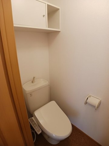 トイレ　落ち着いた色調のトイレです