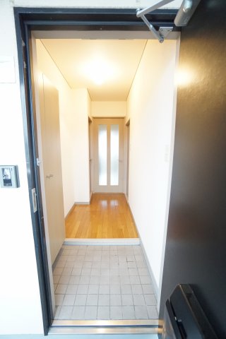 玄関　※同物件、同タイプ、間取り反転のお部屋です