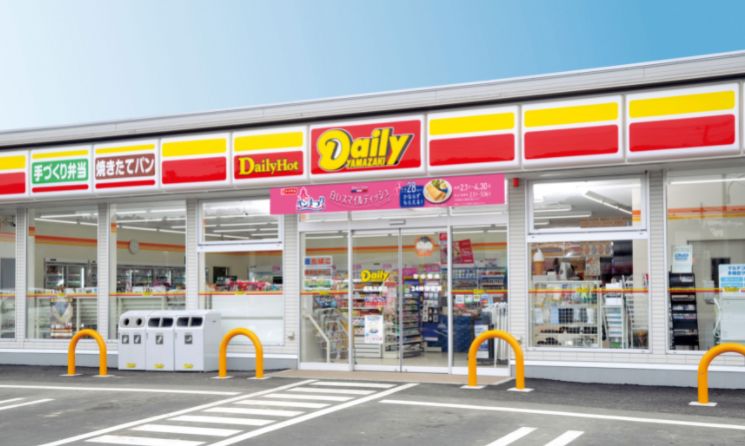 コンビニ　デイリーヤマザキ 京王品川ビル店（コンビニ）まで746m