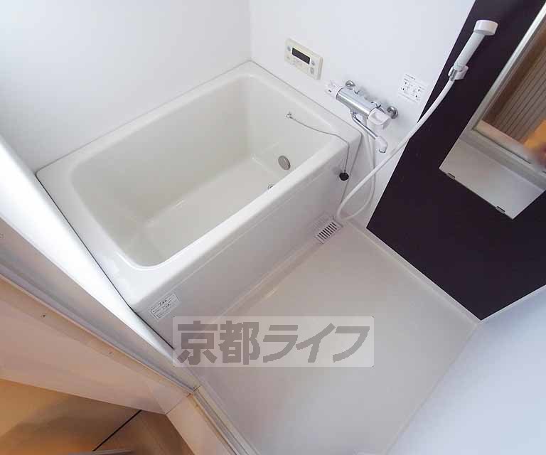 バス・シャワールーム　アクセントクロスつきの浴室