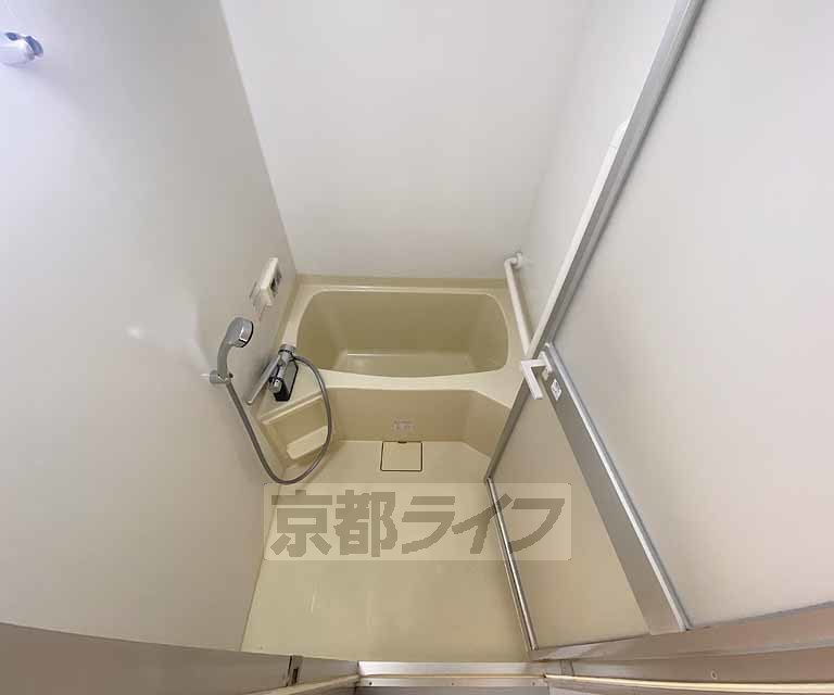 バス・シャワールーム　白をベースとした落ち着いた雰囲気です