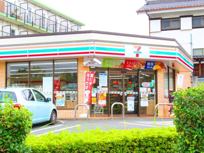 コンビニ　セブンイレブン（コンビニ）まで223m