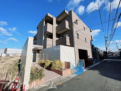 小牧市大字小牧原新田のマンションの建物外観