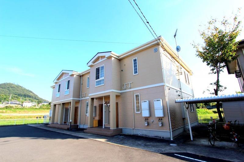 木田郡三木町大字鹿伏のアパートの建物外観