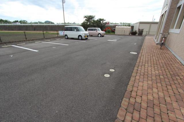 【高松市亀田南町のアパートの駐車場】