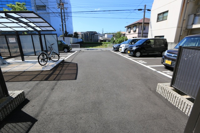 【フォブールトロワ松末の駐車場】