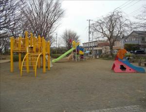 【三鷹市北野のアパートの公園】