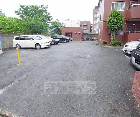 【京都市伏見区深草西浦町４丁目のマンションの駐車場】