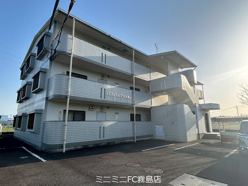 霧島市隼人町見次のマンションの建物外観